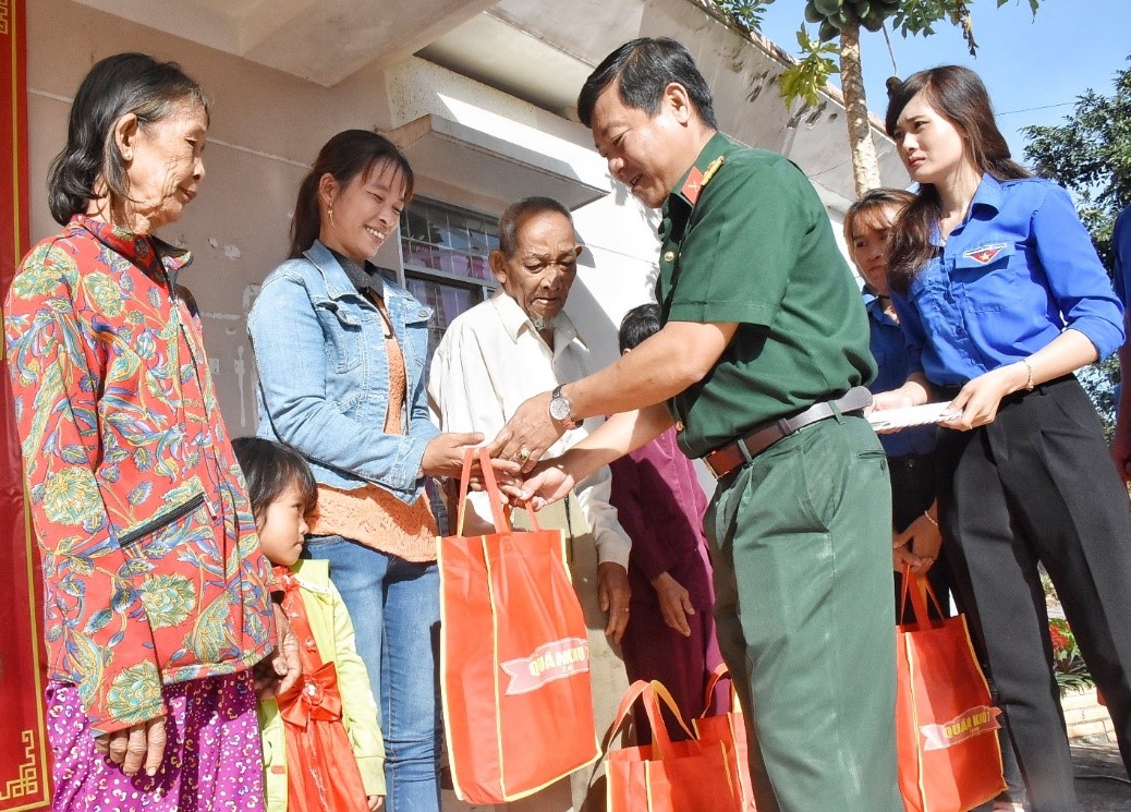 Đại tá Nguyễn Hoàng Tấn, Phó Chính ủy Bộ CHQS tỉnh tặng quà cho các hộ dân có hoàn cảnh khó khăn trên địa bàn xã Bàu Chinh.