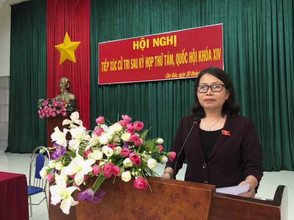 Đại biểu Nguyễn Thị Yến, Phó Bí thư Thường trực Tỉnh ủy, Trưởng Đoàn ĐBQH tỉnh thông báo kết quả Kỳ họp thứ 8, Quốc hội khóa XIV đến cử tri Côn Đảo.