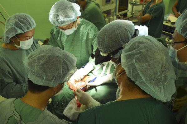 Do lượng bệnh nhân tăng, triển khai nhiều kỹ thuật điều trị cao nên chi phí KCB BHYT cho bệnh nhân tại BV Bà Rịa  ngày càng tăng. Trong ảnh: Các bác sĩ BV Bà Rịa thực hiện ca phẫu thuật cho bệnh nhân ung thư.
