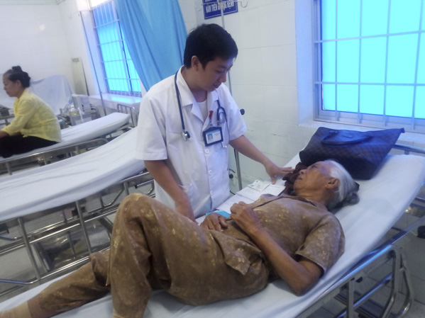 Hiện nay, BV đang từng bước nâng cao số lượng và chất lượng đội ngũ bác sĩ, do đó số lượng bệnh nhân điều trị nội trú tại BV ngày càng tăng lên, là một trong những nguyên nhân khiến BV bị chi vượt dự toán.  Trong ảnh: Bác sĩ thăm khám cho bệnh nhân tại Phòng Cấp cứu, BV Lê Lợi.