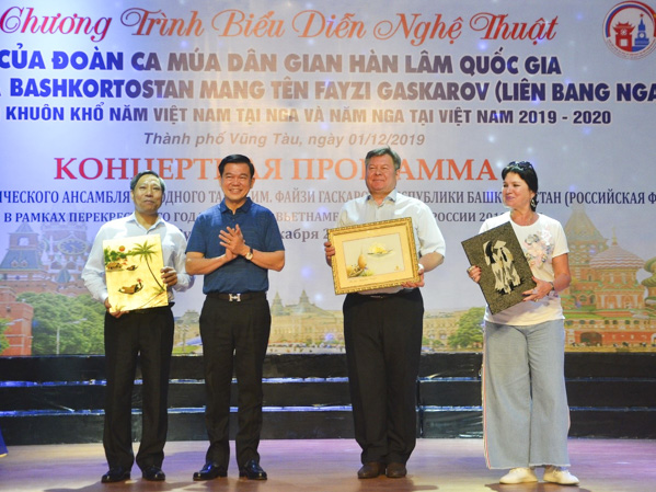Ông Nguyễn Hồng Lĩnh, Ủy viên Trung ương Đảng, Bí thư Tỉnh ủy, Chủ tịch HĐND tỉnh tặng quà lưu niệm cho đại diện Đoàn múa dân gian Hàn lâm Quốc gia mang tên Gaskarov.
