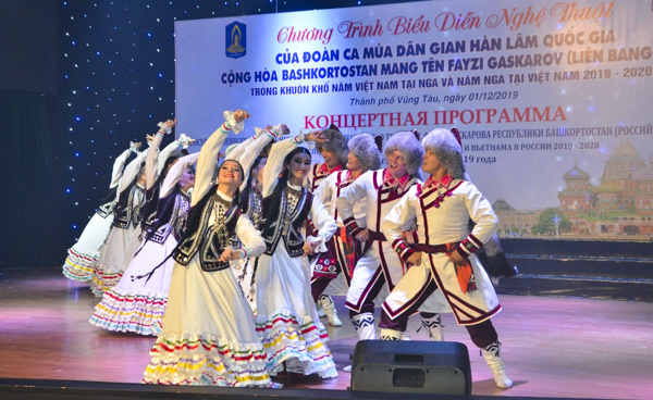 Những chàng trai, cô gái Nga vui tươi trong “Điệu nhảy Bashkiria Zarifa”.