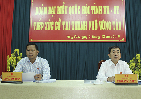 Đại biểu Nguyễn Văn Tuyết (bìa phải), Phó Chủ nhiệm Ủy ban Văn hóa, giáo dục, thanh niên, thiếu niên và nhi đồng của Quốc hội và đại biểu Dương Tấn Quân, bác sĩ Bệnh viện Bà Rịa TXCT TP.Vũng Tàu.