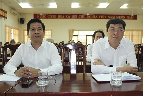 Ông Bùi Chí Thành (bìa trái), Ủy viên Dự khuyết Trung ương Đảng, Ủy viên Ban Thường vụ Tỉnh ủy, Chủ tịch Ủy ban MTTQVN tỉnh và ông Trần Đình Khoa, Ủy viên Ban Thường vụ Tỉnh ủy, Bí thư Thành ủy Vũng Tàu tham dự buổi TXCT TP.Vũng Tàu.