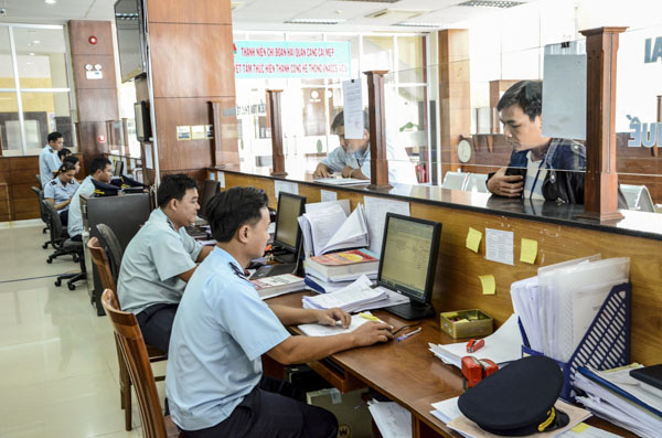 Giao dự toán ngân sách nhà nước cho các địa phương, Thủ tướng Chính phủ yêu cầu thực hiện nghiêm túc chủ trương tinh giản biên chế; phấn đấu tăng thu, tiết kiệm chi. Trong ảnh:  Cán bộ Cục hải quan tỉnh BR-VT trong giờ làm việc.