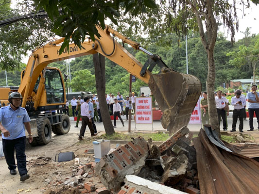 Lực lượng chức năng cưỡng chế tháo dỡ công trình xây dựng.