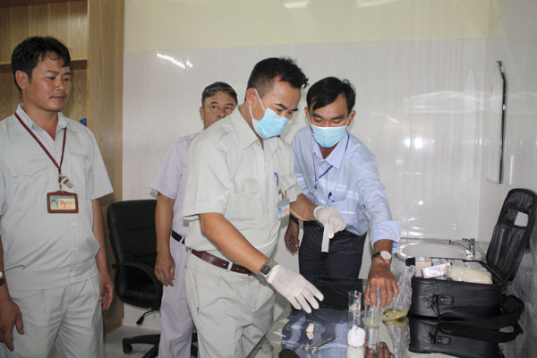 Nhân viên Trạm kiểm nghiệm nhanh chợ Rạch Dừa test nhanh các chỉ tiêu hàn the trong giò lụa.