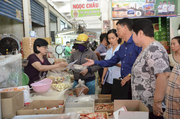Đoàn kiểm tra Sở Công thương kiểm tra nguồn gốc hàng hóa tại chợ Long Điền. Ảnh: ĐÔNG HIẾU