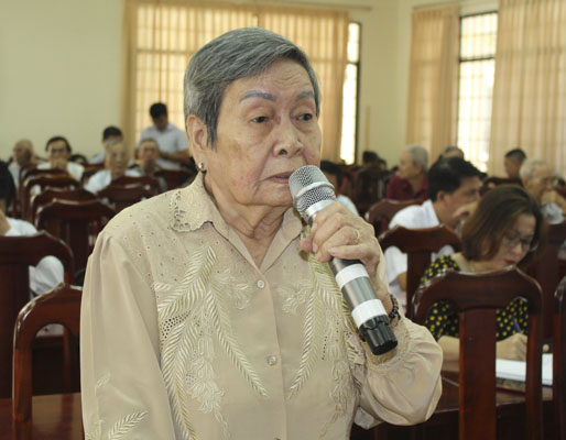 Cử tri Lê Thị Ánh Tuyết (phường Thắng Nhì, TP.Vũng Tàu) nêu ý kiến tại buổi tiếp xúc với các ĐBQH. Ảnh: MINH NHÂN