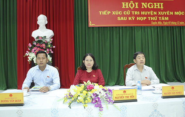 Đại biểu Nguyễn Thị Yến, Phó Bí thư Thường trực Tỉnh ủy, Trưởng Đoàn ĐBQH tỉnh; đại biểu Nguyễn Văn Tuyết (bìa phải), Phó Chủ nhiệm Ủy ban Văn hóa, giáo dục, thanh niên, thiếu niên và nhi đồng của Quốc hội; đại biểu Dương Tấn Quân, bác sĩ Bệnh viện Bà Rịa TXCT huyện Xuyên Mộc.