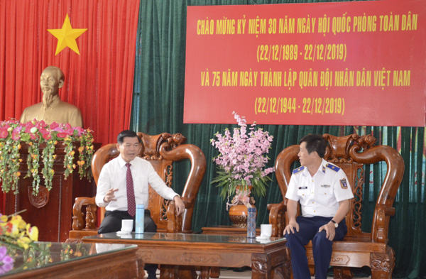 Ông Nguyễn Hồng Lĩnh, Ủy viên Trung ương Đảng, Bí thư Tỉnh ủy, Chủ tịch HĐND tỉnh thăm và chúc mừng cán bộ, chiến sĩ Bộ Tư lệnh Vùng Cảnh sát biển 3 nhân kỷ niệm ngày thành lập Quân đội nhân dân Việt Nam.