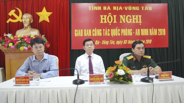 Ông Nguyễn Hồng Lĩnh, Ủy viên Trung ương Đảng, Bí thư Tỉnh ủy, Chủ tịch HĐND tỉnh; Đại tá Phạm Phú Ý, Ủy viên Ban Thường vụ Tỉnh ủy, Chỉ huy trưởng Bộ CHQS tỉnh; ông Nguyễn Thanh Tịnh, Phó Chủ tịch UBND tỉnh chủ trì hội nghị.