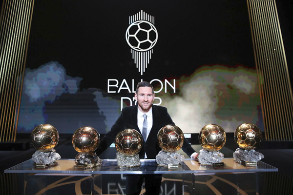 Messi rạng rỡ bên Quả bóng Vàng thứ 6 trong sự nghiệp.
