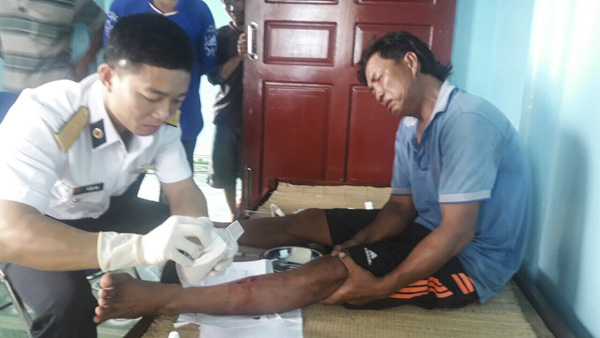 Trung úy Từ Hữu Linh, y sĩ nhà giàn DK1/15 sơ cứu cho ngư dân Phạm Hòa gặp tai nạn khi đang lao động trên biển. Ảnh: MINH TÂN