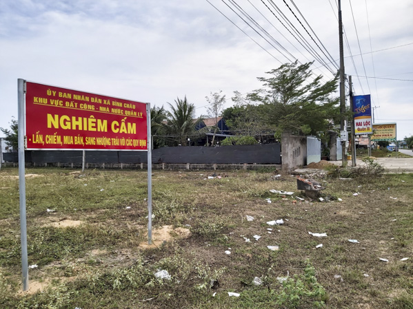 Nhiều bảng thông báo nghiêm cấm hành vi lấn, chiếm, mua bán, sang nhượng đất trái pháp luật đã được UBND xã Bình Châu lắp đặt tại nhiều khu vực đất công do Nhà nước quản lý trên địa bàn xã.  Trong ảnh: Một bảng thông báo được lắp đặt tại khu du lịch – dân cư Láng Hàng.