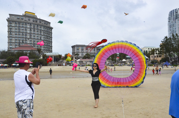 Năm 2019, lượng khách du lịch đến TP. Vũng Tàu ước đạt 5,4 triệu lượt. Trong ảnh: Du khách tắm biển, vui chơi tại Bãi Sau, TP.Vũng Tàu trong dịp lễ, Tết. 