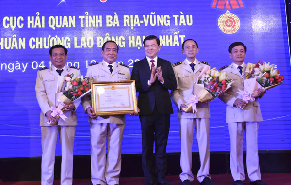 Thừa ủy quyền Chủ tịch nước, ông Nguyễn Hồng Lĩnh, Ủy viên Trung ương Đảng, Bí thư Tỉnh ủy, Chủ tịch HĐND tỉnh trao tặng Huân chương Lao động hạng Nhất cho Cục Hải quan tỉnh.