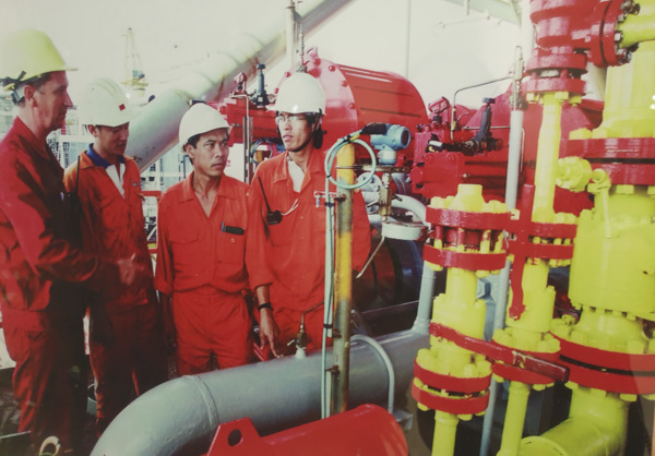 Kỹ sư, công nhân Vietsovpetro làm việc trên giàn khoan.