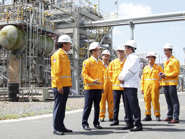 Kỹ sư, công nhân Công ty PV Gas trao đổi trên công trường. Ảnh: PHAN HÀ