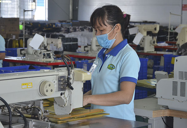 Giá trị sản xuất công nghiệp đạt 251.600 tỷ đồng. Trong ảnh: Sản xuất đế giày tại Công ty TNHH Giày Vĩnh Uy (KCN Đất Đỏ 1, huyện Đất Đỏ).