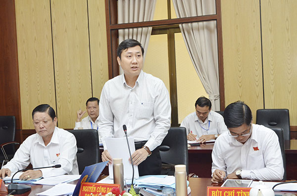 Đại biểu Nguyễn Công Danh, Phó Ban Kinh tế- Ngân sách HĐND tỉnh phát biểu thảo luận tại Hội trường Huyện ủy Châu Đức. Ảnh: MINH THANH.