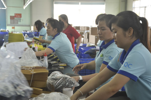 Sản xuất đế giày tại Công ty TNHH Giày Vĩnh Uy (KCN Đất Đỏ 1, huyện Đất Đỏ).