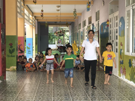 Cô và các cháu Trường MN Cỏ May trong giờ sinh hoạt.