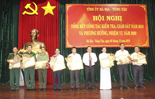 Ông Đỗ Văn Bửu, Ủy viên Ban Thường vụ Tỉnh ủy, Chủ nhiệm Ủy ban Kiểm tra Tỉnh ủy tặng Giấy khen cho các tập thể hoàn thành xuất sắc nhiệm vụ trong công tác KTGS năm 2019. 