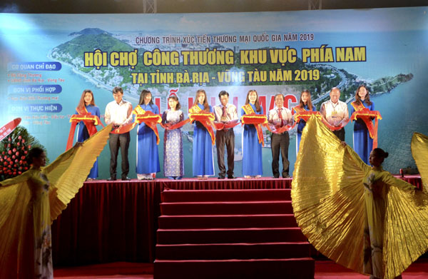 Các đại biểu cắt băng khai mạc Hội chợ.