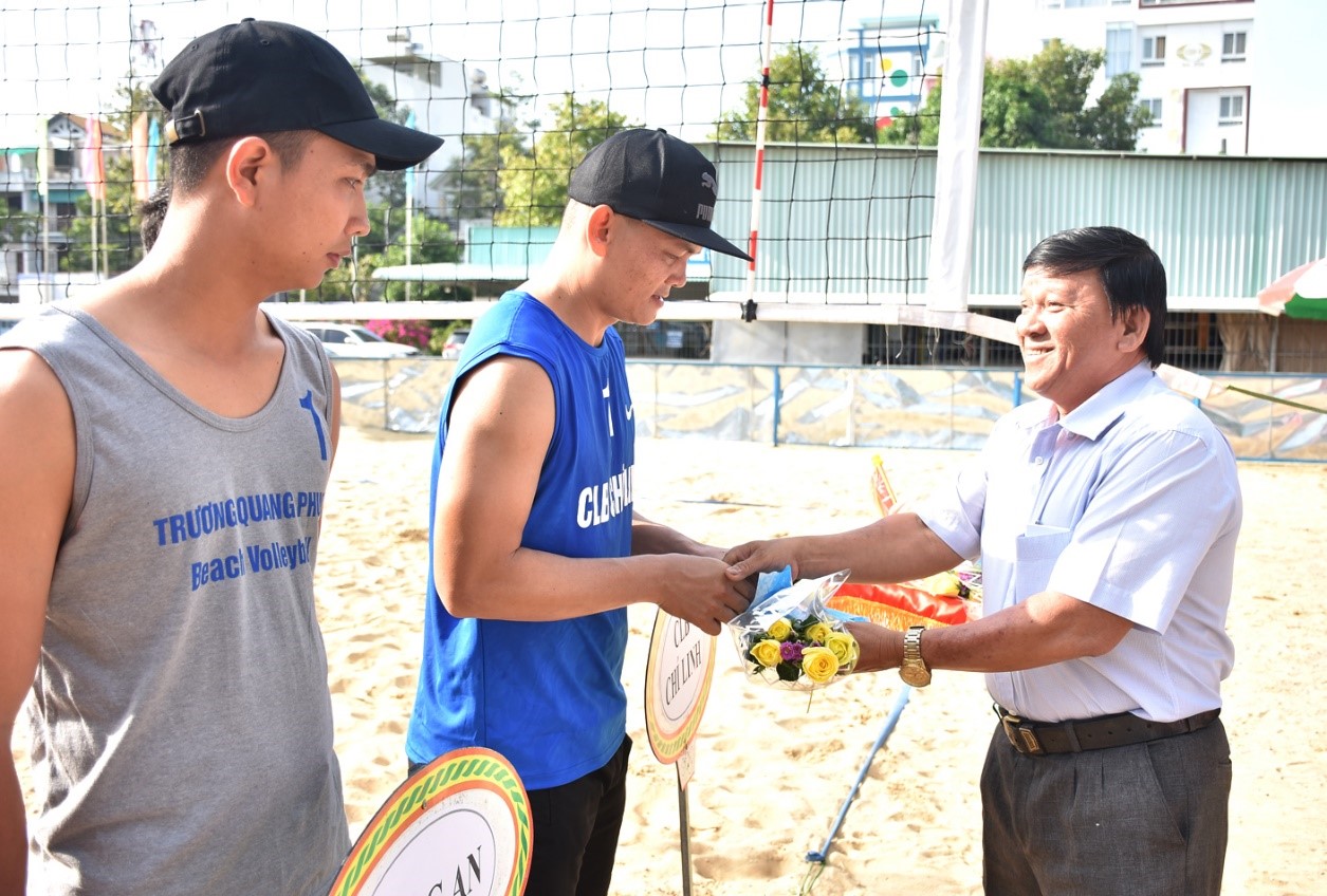 Ông Đặng Văn Cường, Giám đốc Trung tâm HL&TĐ TDTT tỉnh trao hoa và cờ lưu niệm cho các CLB tham dự giải.