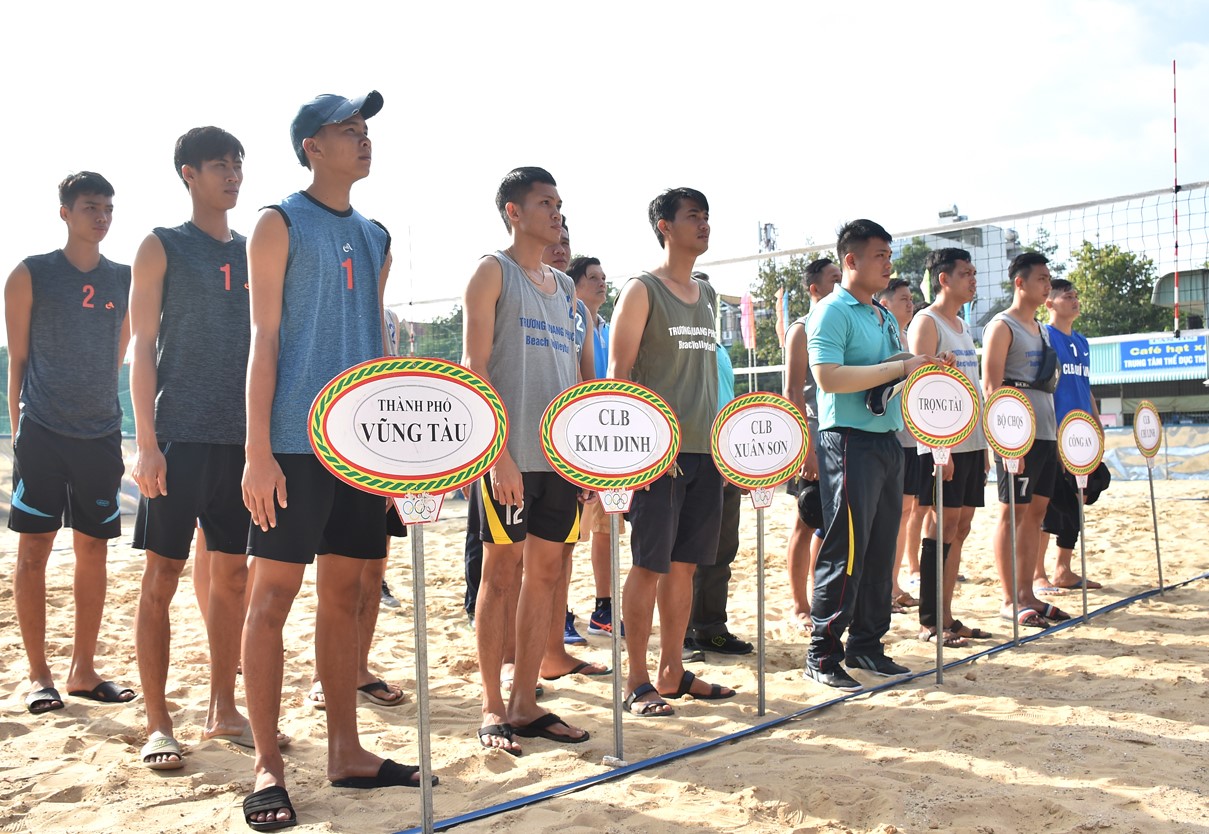 Các VĐV tham dự Giải bóng chuyền bãi biển các CLB tỉnh BR-VT năm 2019.