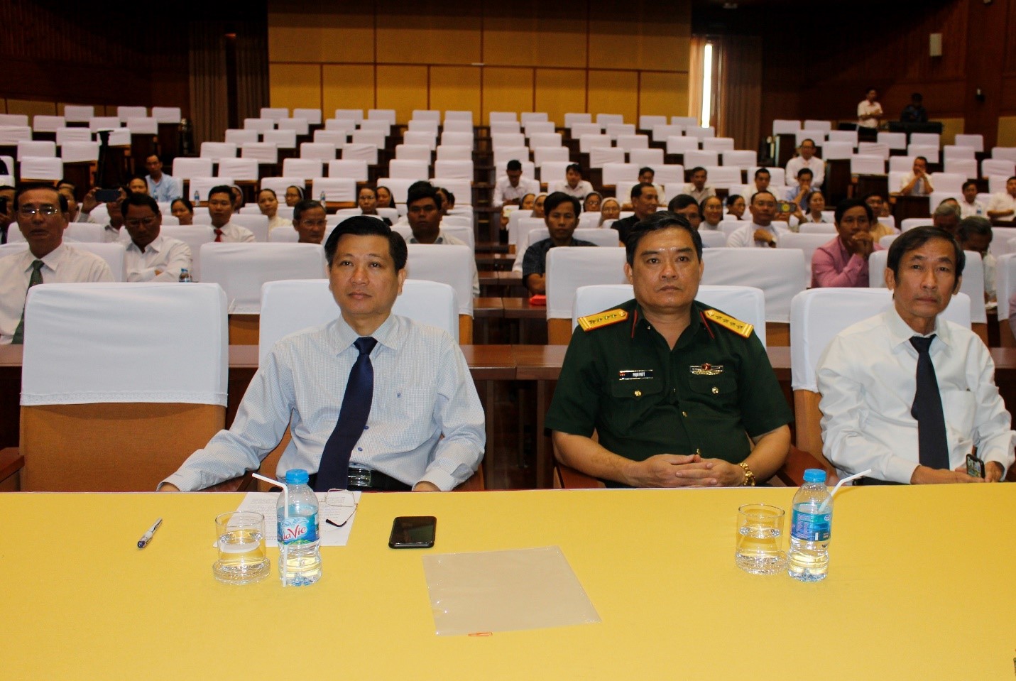 Ông Trần Văn Tuấn, Phó Chủ tịch UBND tỉnh (bên trái), ông Phạm Phú Ý, Ủy viên Ban Thường vụ Tỉnh ủy, Chỉ huy trưởng Bộ CHQS tỉnh (ở giữa) và ông Trương Thanh Phong, Giám đốc Sở Nội vụ (bên phải) tham dự buổi gặp mặt chức sắc Công giáo, Tin lành.