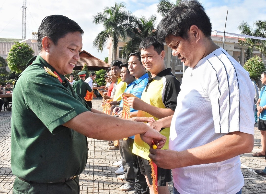 Thượng tá Phạm Văn Dương, Chỉ huy trưởng Ban CHQS huyện Châu Đức tặng Cờ lưu niệm cho đại diện các đội tham dự giải.