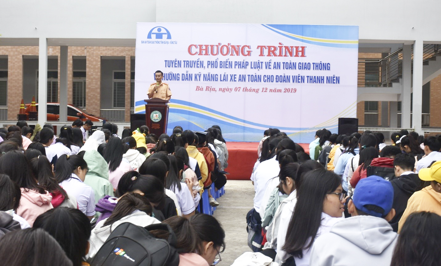 Cán bộ Phòng PC08 tuyên truyền an toàn giao thông cho sinh viên.