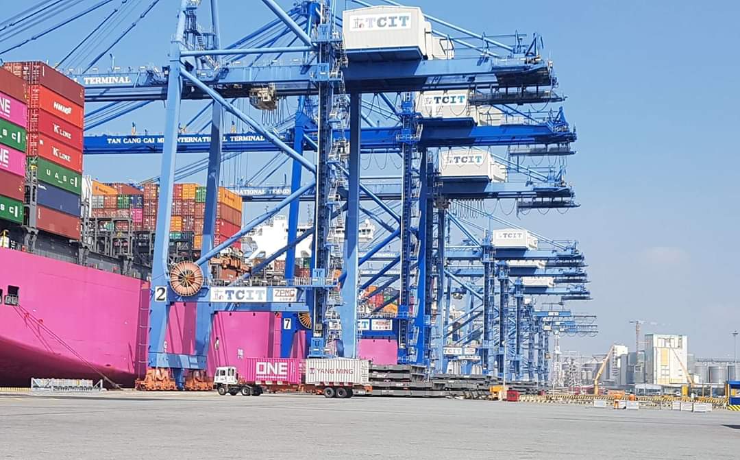 Bốc dỡ hàng từ ONE GRUS tại cảng TCIT.