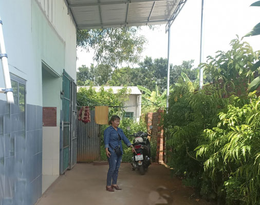 Lối đi chung vào đất của bà Nguyễn Thị Tuyết Mai bên trong phải đi qua trước nhà ông Nguyễn Công An.