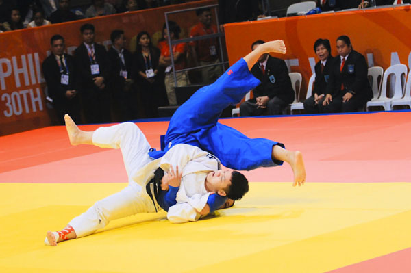 Võ sĩ Võ Thị Phương Quỳnh (trắng) đánh bại VĐV người Lào Chanthakomman bằng điểm ippon tuyệt đối.