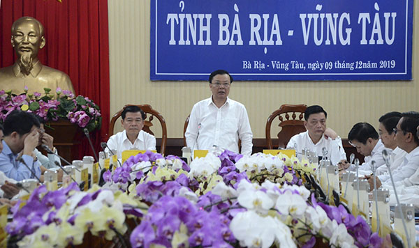 Bộ trưởng Bộ Tài chính Đinh Tiến Dũng phát biểu chỉ đạo tại buổi làm việc.