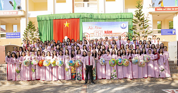 Tập thể CB,GV-CNV Trường THPT Vũng Tàu chụp hình lưu niệm tại lễ kỷ niệm.