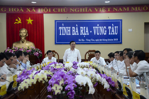 Bộ trưởng Bộ Tài chính Đinh Tiến Dũng phát biểu chỉ đạo tại buổi làm việc.
