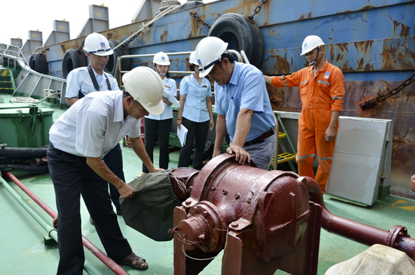 Hoạt động buôn lậu, vận chuyển trái phép hàng hóa, xăng dầu trên tuyến đường biển vẫn còn diễn biến phức tạp.  Trong ảnh: Đoàn kiểm tra liên ngành tỉnh kiểm tra thiết bị đo lường xăng dầu của một DN. Ảnh: VÂN ANH