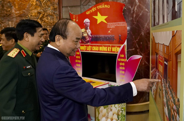 Thủ tướng Nguyễn Xuân Phúc và các đại biểu tham quan trưng bày vũ khí và khí tài tại hội nghị. Ảnh: QUANG HIẾU