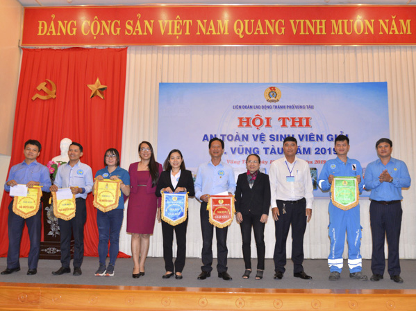 Ban tổ chức trao giải cho các đội.