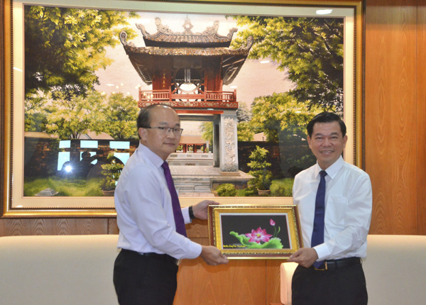 Ông Nguyễn Hồng Lĩnh, Ủy viên Trung ương Đảng, Bí thư Tỉnh ủy, Chủ tịch HĐND tỉnh tặng quà lưu niệm cho ông Roy Kho, Tổng Lãnh sự quán Singapore tại TP. Hồ Chí Minh.