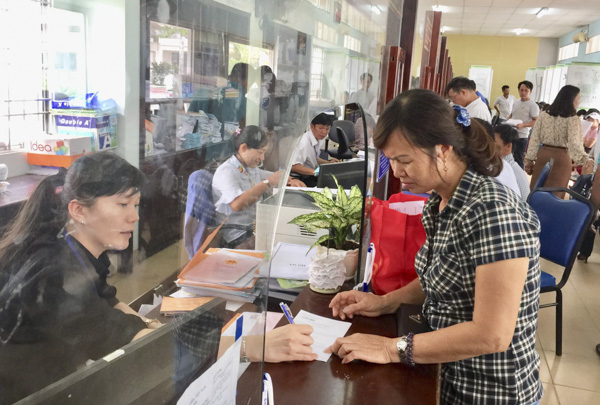 Sau quy định QĐ18, số lượng hồ sơ tách thửa tại các địa phương giảm mạnh. Trong ảnh: Người dân làm thủ tục tách thửa tại Văn phòng ĐKĐĐ TX.Phú Mỹ.