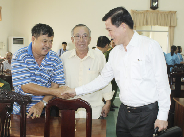 Ông Nguyễn Hồng Lĩnh, Ủy viên Trung ương Đảng, Bí thư Tỉnh ủy, Chủ tịch HĐND tỉnh trao đổi với cử tri phường Thắng Tam (TP.Vũng Tàu) tại Hội nghị tiếp xúc cử tri trước Kỳ họp thứ 15, HĐND tỉnh khóa VI. Ảnh: NHÂN ĐOÀN