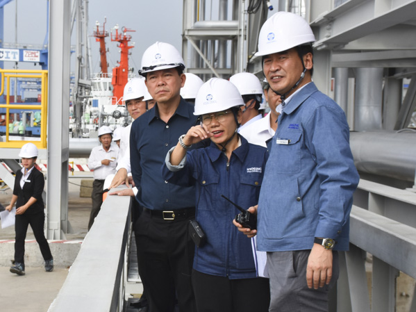  Tập đoàn Hyosung (Hàn Quốc) đang nỗ lực đẩy nhanh tiến độ để kịp đưa Nhà máy sản xuất polypropylene (PP) và kho ngầm chứa khí dầu mỏ hóa lỏng (LPG)  đi vào vận hành trong tháng tới. Trong ảnh: Bí thư Tỉnh ủy Nguyễn Hồng Lĩnh đi thị sát trên công trường dự án Hyosung cuối tháng 10 vừa qua.