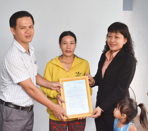 Ông Nguyễn Hữu Tính, Chủ tịch Ủy ban MTTQVN xã Xuyên Mộc và bà Phạm Thị Kim Thương, Phó giám đốc Công ty TNHH MTV Xổ số kiến thiết BR-VT trao nhà cho chị Huỳnh Thị Bé.