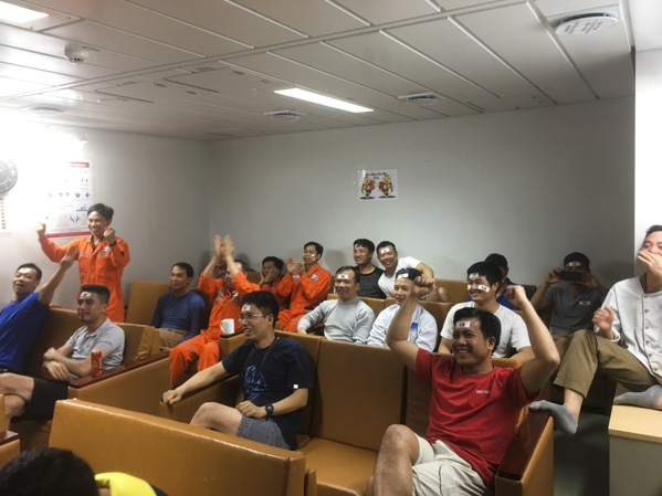 CB, CN Giàn khai thác Khí Rồng Đôi vui mừng sau bàn nâng tỷ số 2-0 của Hùng Dũng