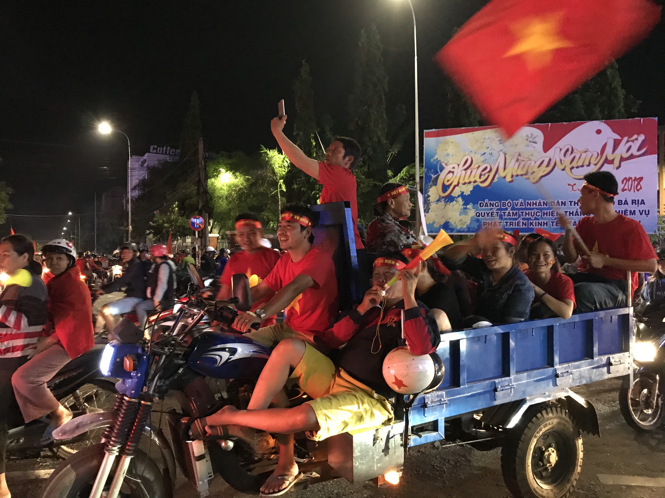 Cổ động viên TP. Vũng Tàu ăn mừng chiến thắng.